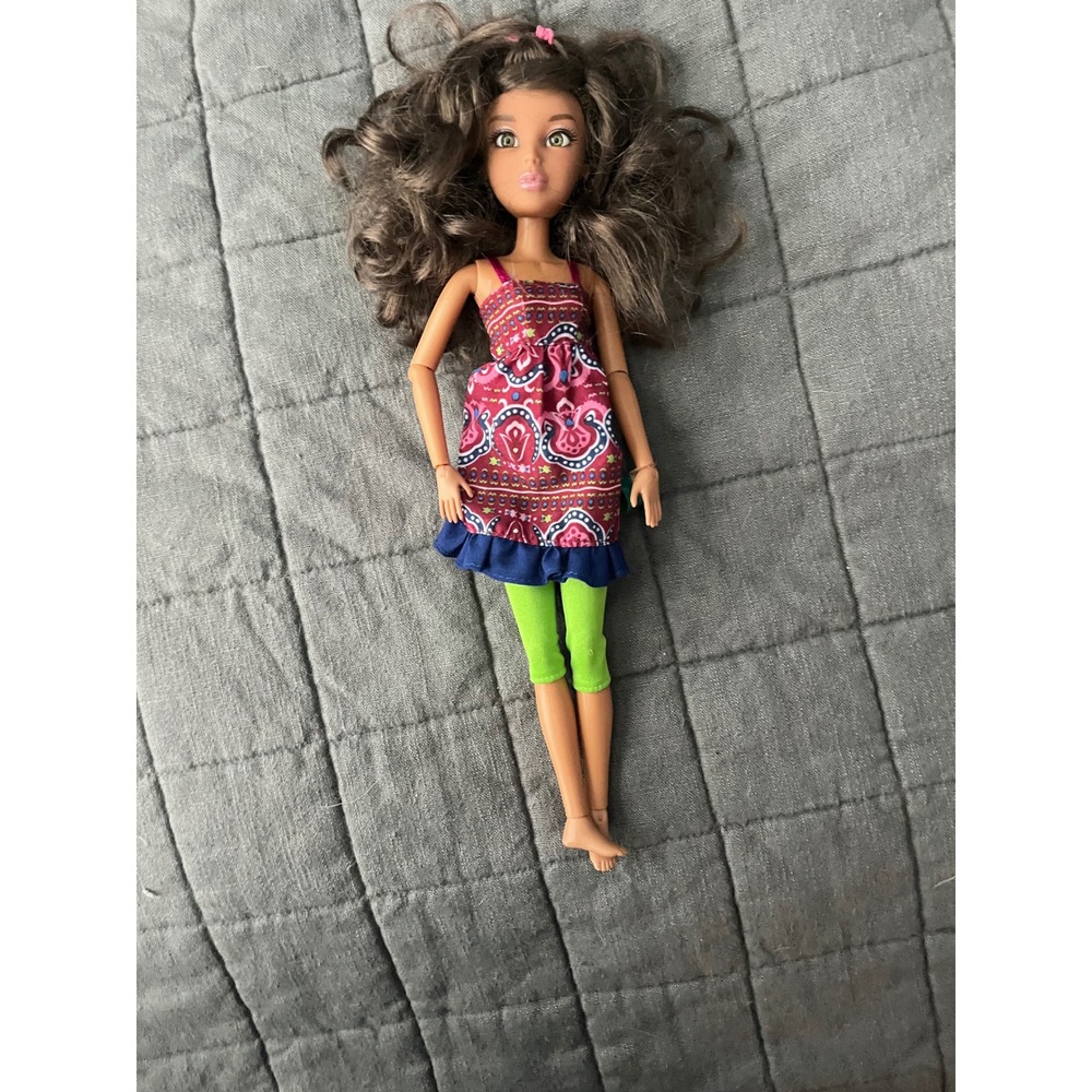 Spin Master La Dee Da City Girl Dee Doll Brunette Wavy Hair Paisley Dress